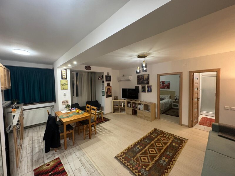 Nicolae Balcescu 33-35 vis a vis de Biserica Italiana